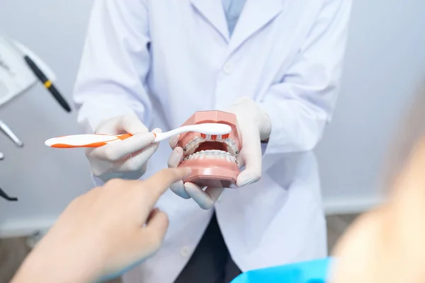 Cách chọn bàn chải phù hợp để chăm sóc răng miệng hiệu quả